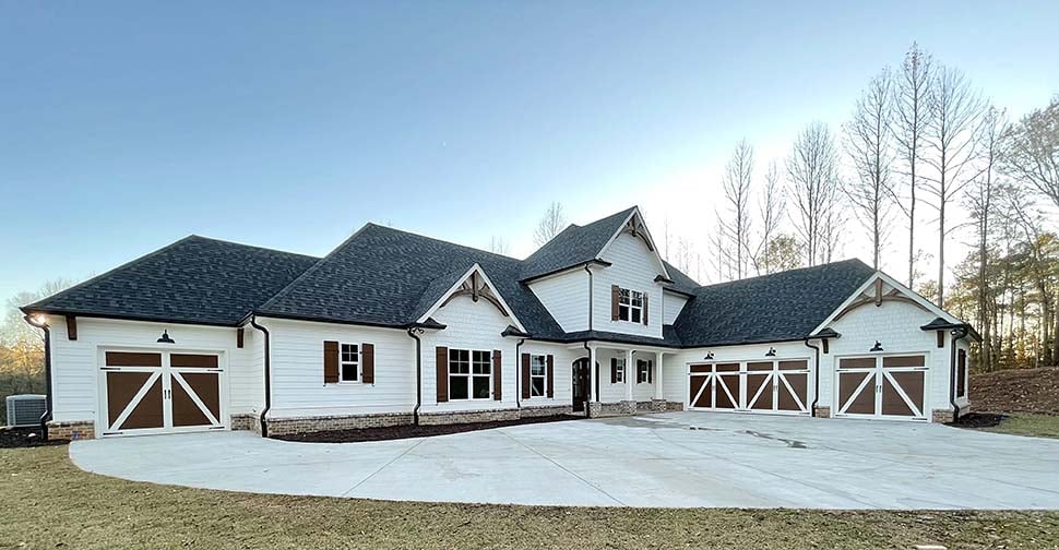 Craftsman, Farmhouse Plan with 3088 Sq. Ft., 4 Bedrooms, 4 Bathrooms, 4 Car Garage Picture 9