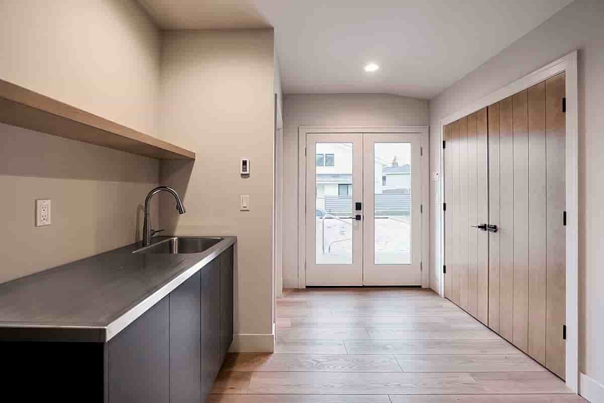 Craftsman, Farmhouse Garage-Living Plan 43675 with 1 Beds, 2 Baths, 2 Car Garage Picture 12