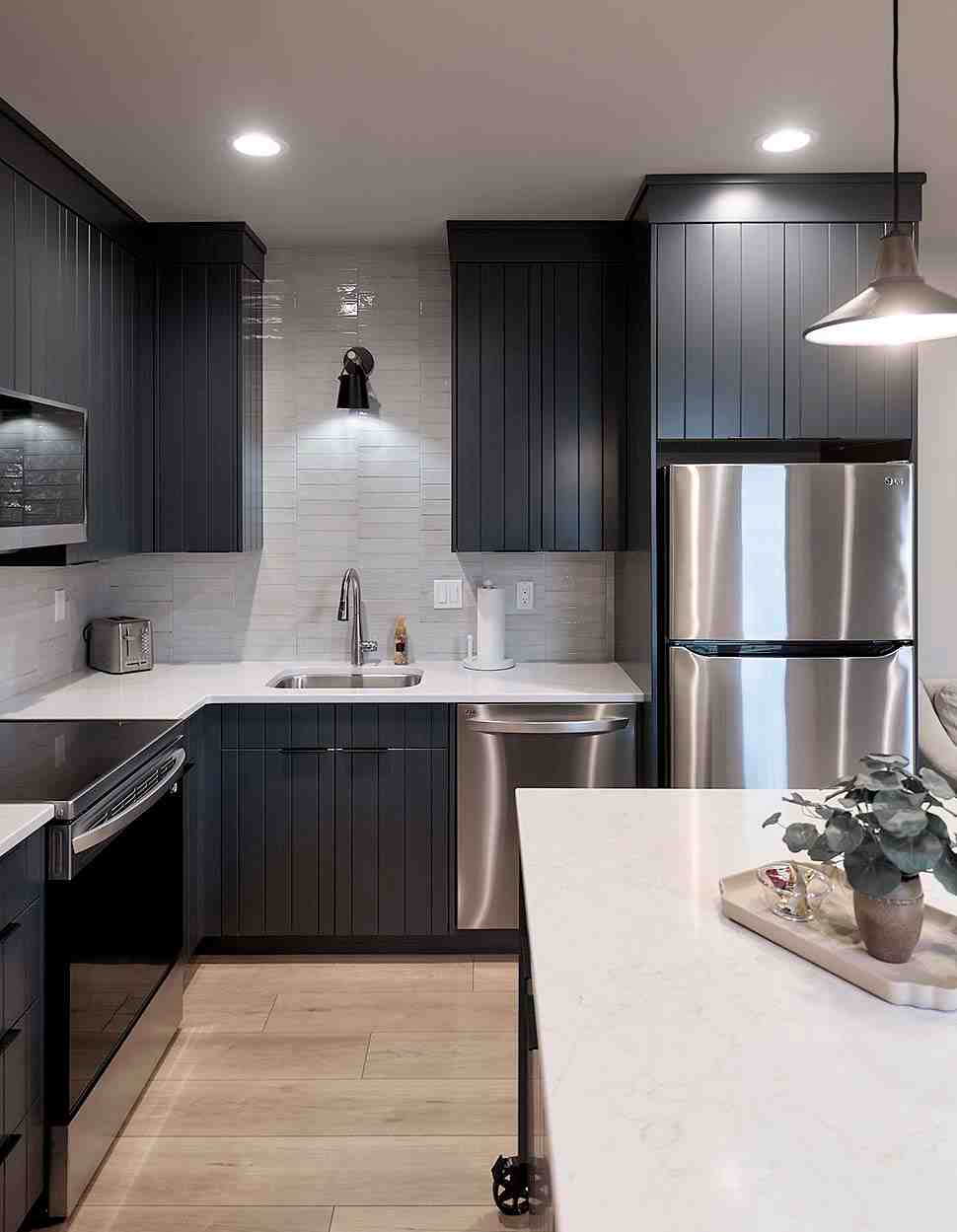 Craftsman, Farmhouse Garage-Living Plan 43675 with 1 Beds, 2 Baths, 2 Car Garage Picture 9