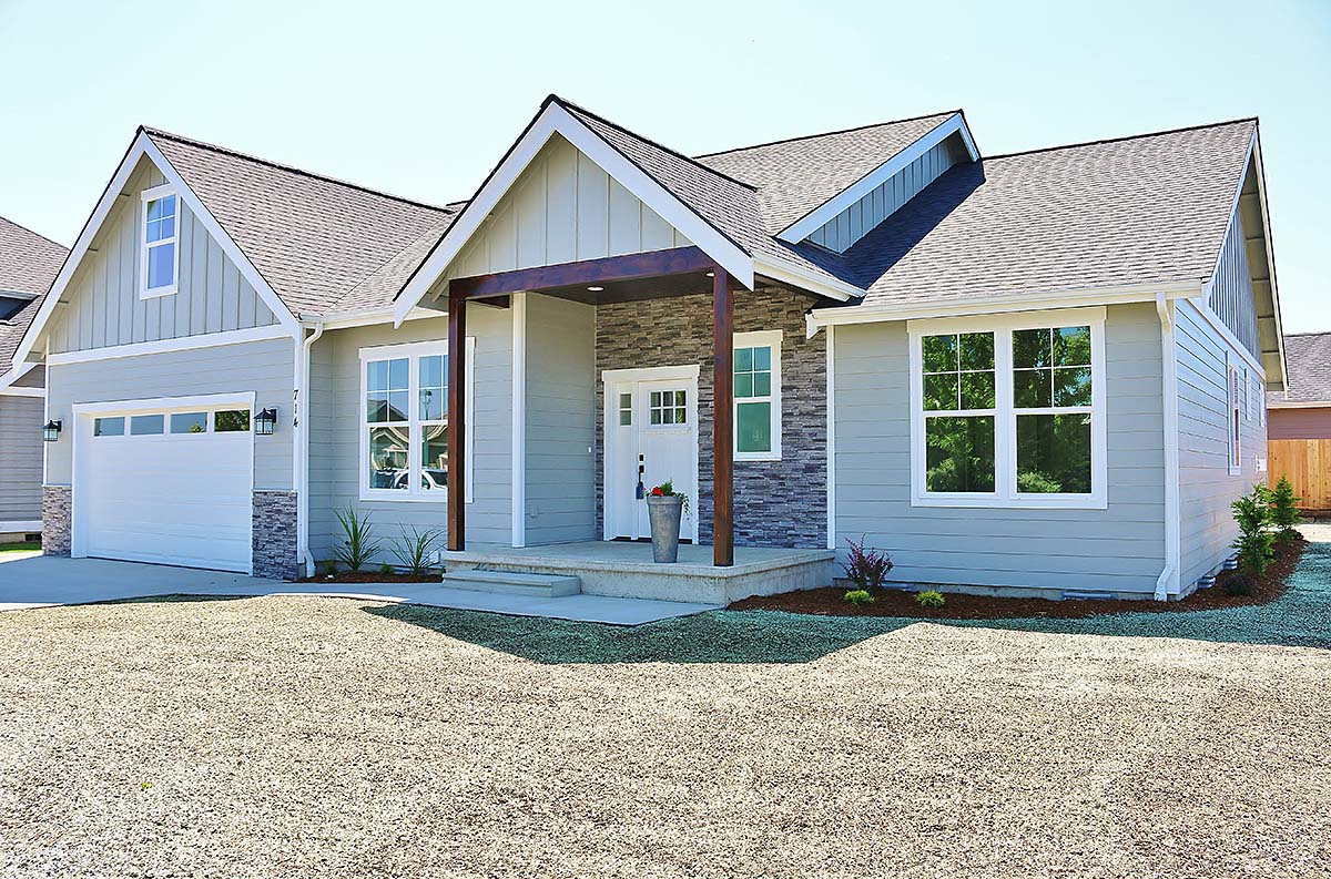 Craftsman, Traditional Plan with 2237 Sq. Ft., 3 Bedrooms, 2 Bathrooms, 2 Car Garage Elevation