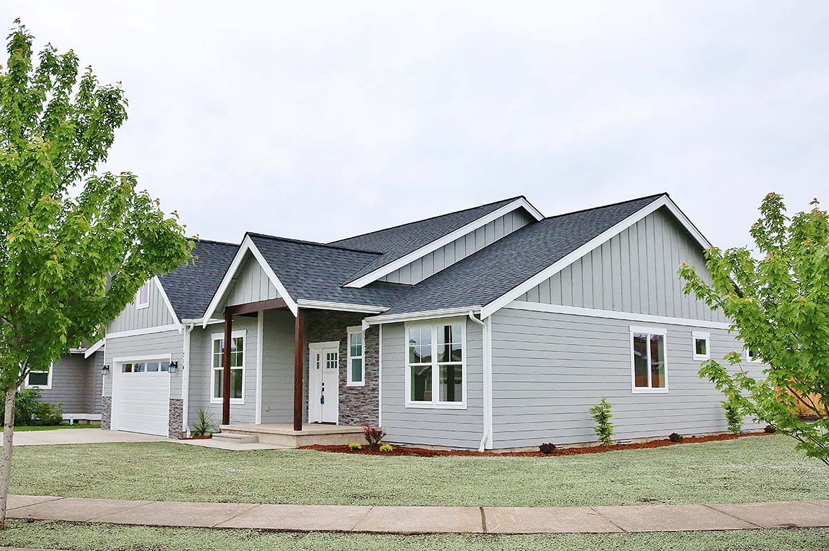 Craftsman, Traditional Plan with 2237 Sq. Ft., 3 Bedrooms, 2 Bathrooms, 2 Car Garage Picture 2