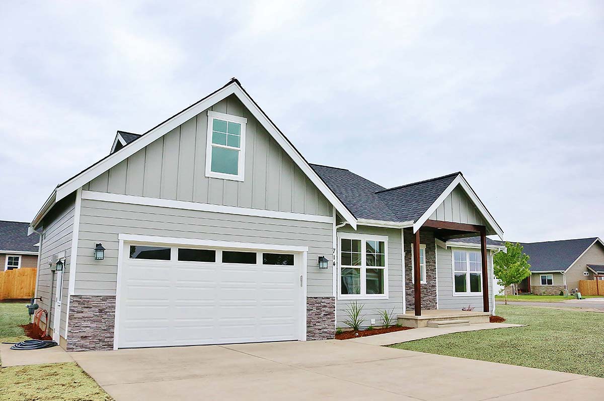 Craftsman, Traditional Plan with 2237 Sq. Ft., 3 Bedrooms, 2 Bathrooms, 2 Car Garage Picture 3