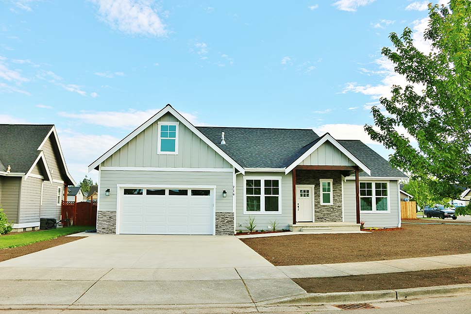 Craftsman, Traditional Plan with 2237 Sq. Ft., 3 Bedrooms, 2 Bathrooms, 2 Car Garage Picture 4