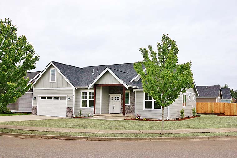 Craftsman, Traditional Plan with 2237 Sq. Ft., 3 Bedrooms, 2 Bathrooms, 2 Car Garage Picture 6