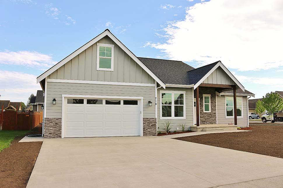 Craftsman, Traditional Plan with 2237 Sq. Ft., 3 Bedrooms, 2 Bathrooms, 2 Car Garage Picture 8