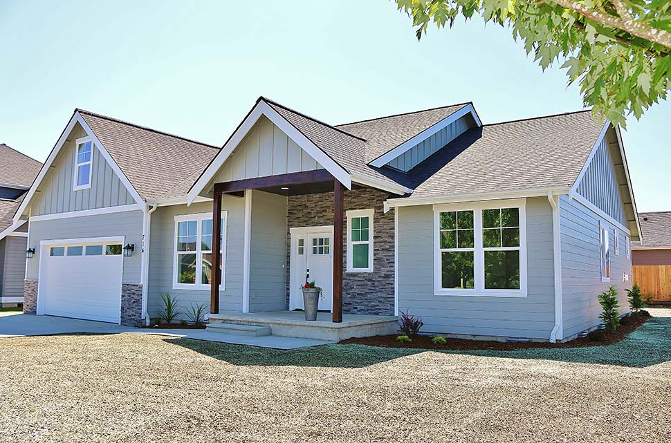 Craftsman, Traditional Plan with 2237 Sq. Ft., 3 Bedrooms, 2 Bathrooms, 2 Car Garage Picture 9