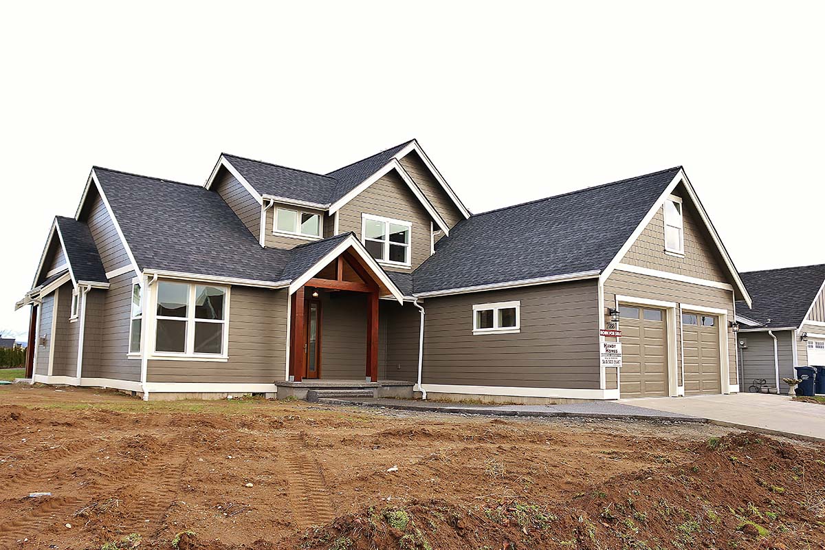 Craftsman, Traditional Plan with 2570 Sq. Ft., 3 Bedrooms, 3 Bathrooms, 2 Car Garage Picture 3