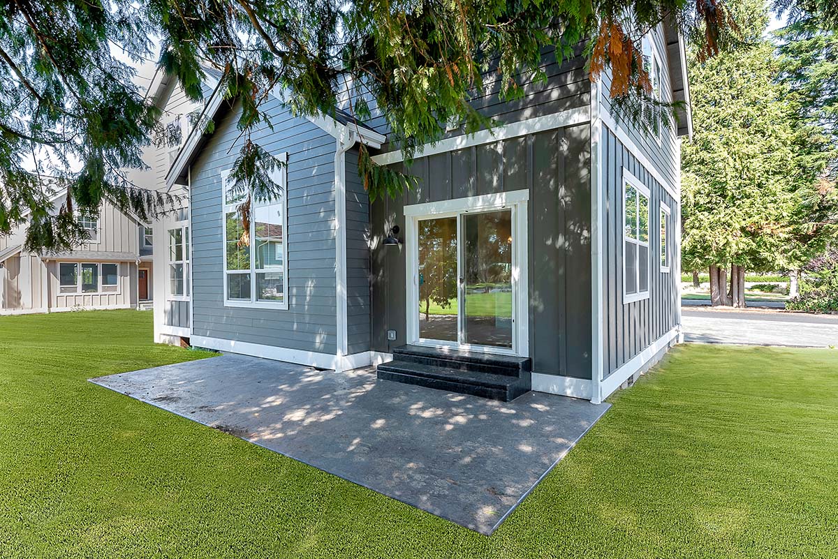 Contemporary, Farmhouse Plan with 2224 Sq. Ft., 4 Bedrooms, 3 Bathrooms, 2 Car Garage Picture 3