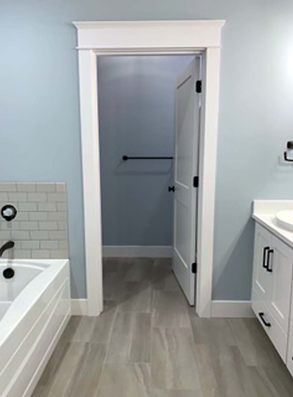 Craftsman, European, Traditional Plan with 2335 Sq. Ft., 3 Bedrooms, 3 Bathrooms, 2 Car Garage Picture 15