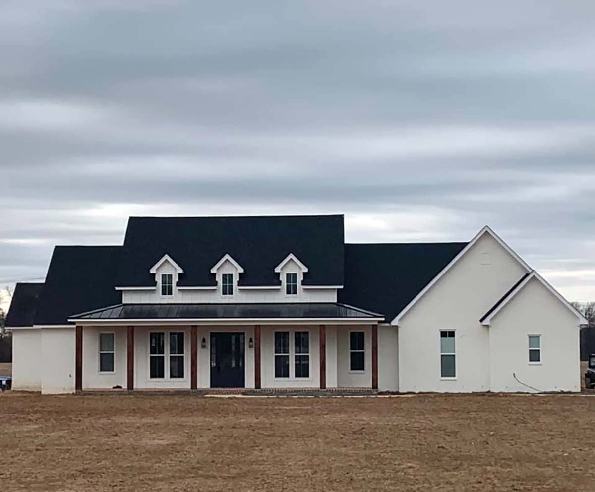Country, Farmhouse, Southern Plan with 2216 Sq. Ft., 3 Bedrooms, 3 Bathrooms, 2 Car Garage Picture 2
