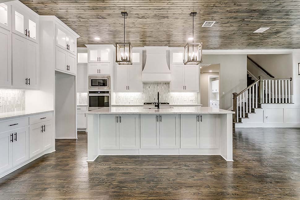 Country, Farmhouse Plan with 2546 Sq. Ft., 4 Bedrooms, 3 Bathrooms, 3 Car Garage Picture 17