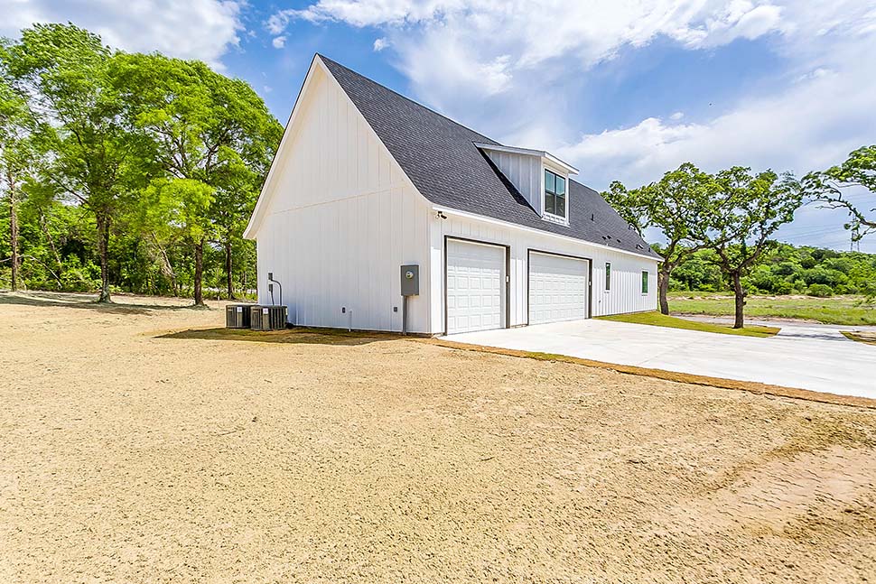 Country, Farmhouse Plan with 2546 Sq. Ft., 4 Bedrooms, 3 Bathrooms, 3 Car Garage Picture 4