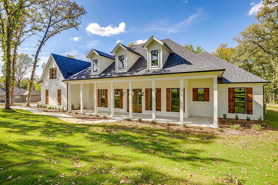 Acadian, Southern Plan with 2979 Sq. Ft., 4 Bedrooms, 3 Bathrooms, 3 Car Garage Picture 4