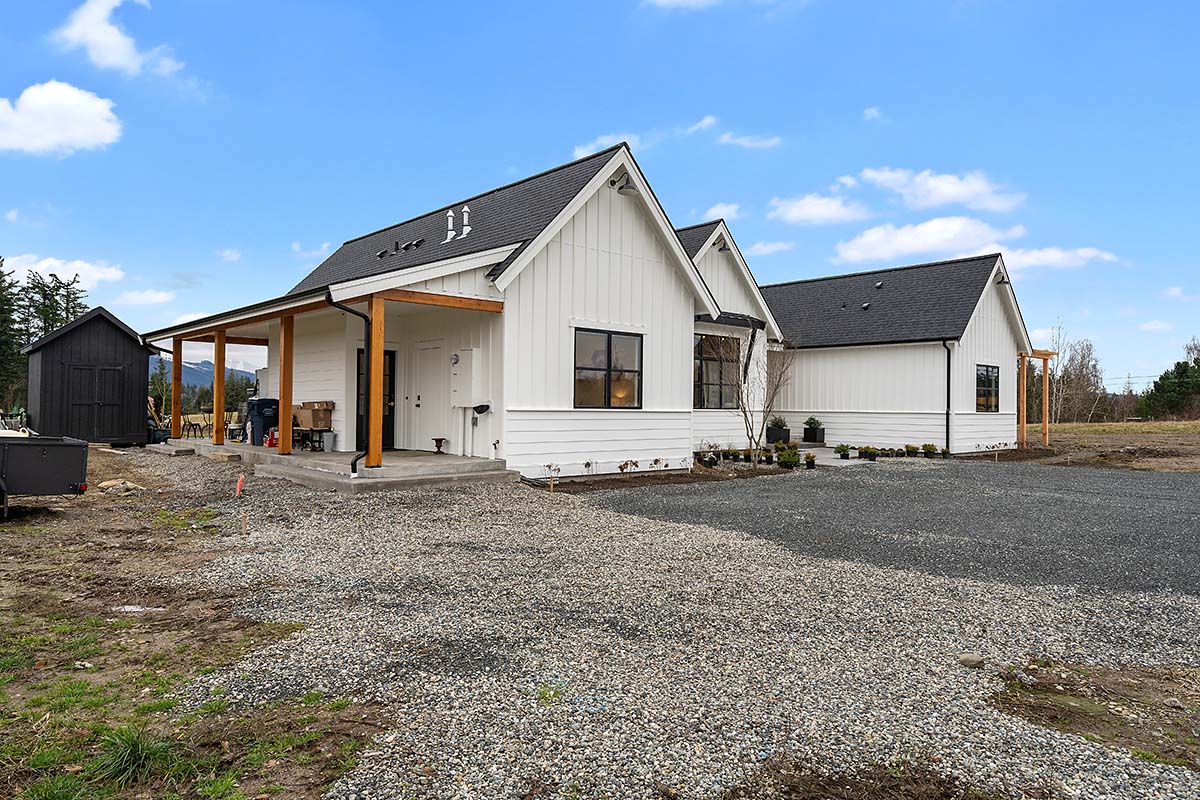 Contemporary, Farmhouse Plan with 2267 Sq. Ft., 3 Bedrooms, 3 Bathrooms Picture 3