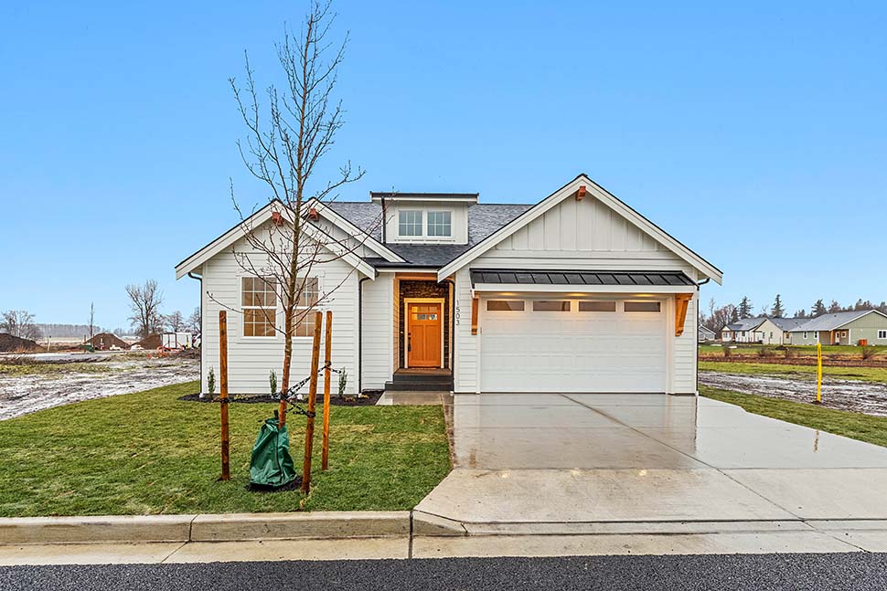 Craftsman, Farmhouse, Ranch Plan with 1497 Sq. Ft., 3 Bedrooms, 2 Bathrooms, 2 Car Garage Picture 4