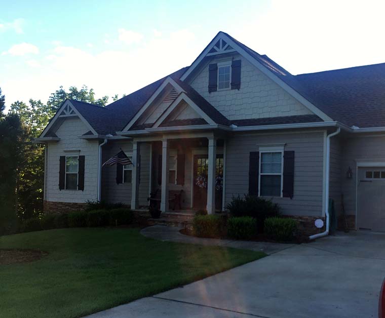 Southern, Traditional Plan with 2303 Sq. Ft., 3 Bedrooms, 3 Bathrooms, 2 Car Garage Picture 4