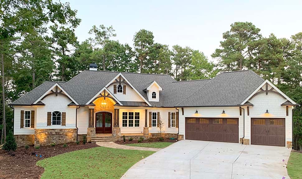 Cottage, Craftsman Plan with 3869 Sq. Ft., 4 Bedrooms, 4 Bathrooms, 3 Car Garage Picture 12