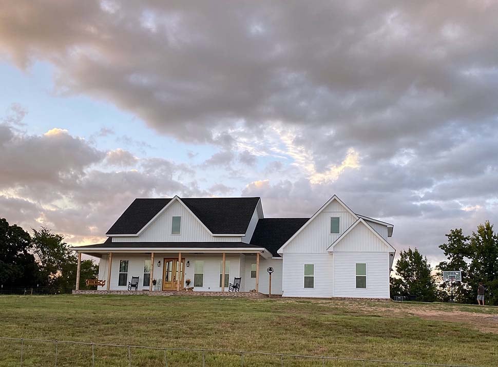 Country, Farmhouse, Southern, Traditional Plan with 2282 Sq. Ft., 3 Bedrooms, 3 Bathrooms, 2 Car Garage Picture 4