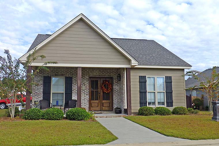 Cottage, Country, Craftsman Plan with 1450 Sq. Ft., 3 Bedrooms, 2 Bathrooms, 2 Car Garage Elevation