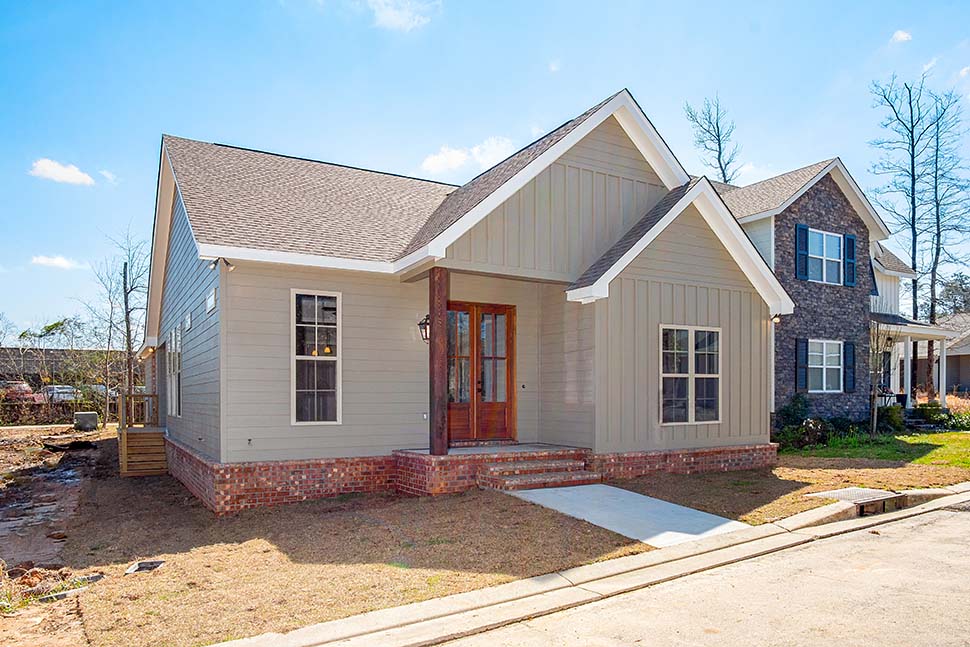 Cottage, Country, Craftsman Plan with 1450 Sq. Ft., 3 Bedrooms, 2 Bathrooms, 2 Car Garage Picture 8