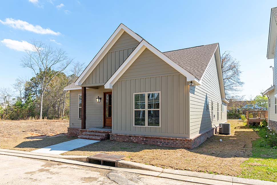 Cottage, Country, Craftsman Plan with 1450 Sq. Ft., 3 Bedrooms, 2 Bathrooms, 2 Car Garage Picture 9