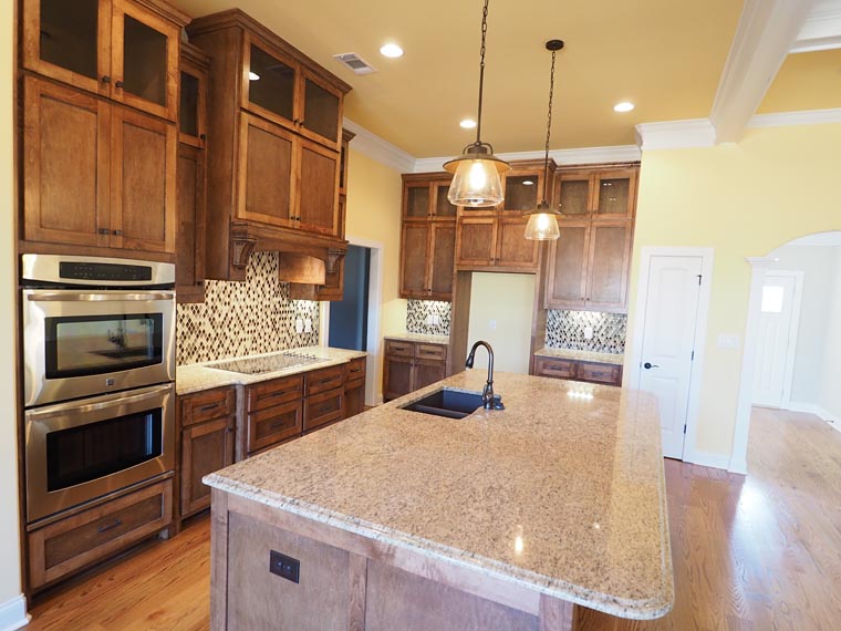 Cottage, Craftsman, Traditional Plan with 2467 Sq. Ft., 3 Bedrooms, 3 Bathrooms, 2 Car Garage Picture 9