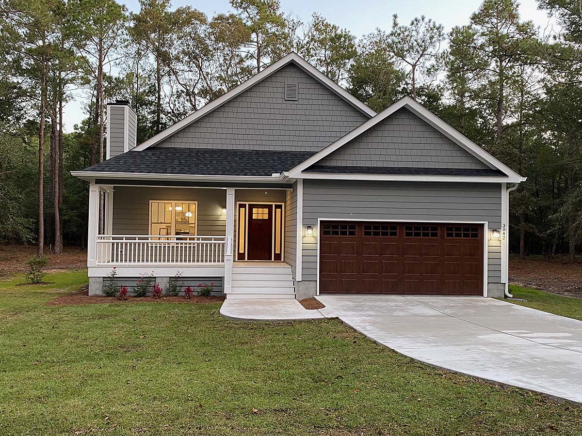 Country, Craftsman Plan with 1195 Sq. Ft., 3 Bedrooms, 2 Bathrooms, 2 Car Garage Elevation