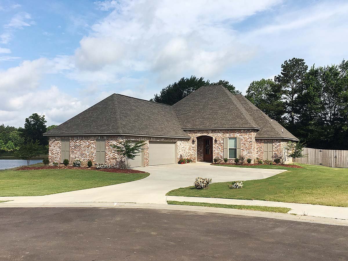 Country, French Country Plan with 2286 Sq. Ft., 4 Bedrooms, 3 Bathrooms, 3 Car Garage Elevation