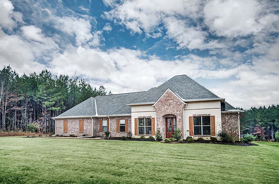French Country, Traditional Plan with 2648 Sq. Ft., 4 Bedrooms, 3 Bathrooms, 3 Car Garage Picture 8