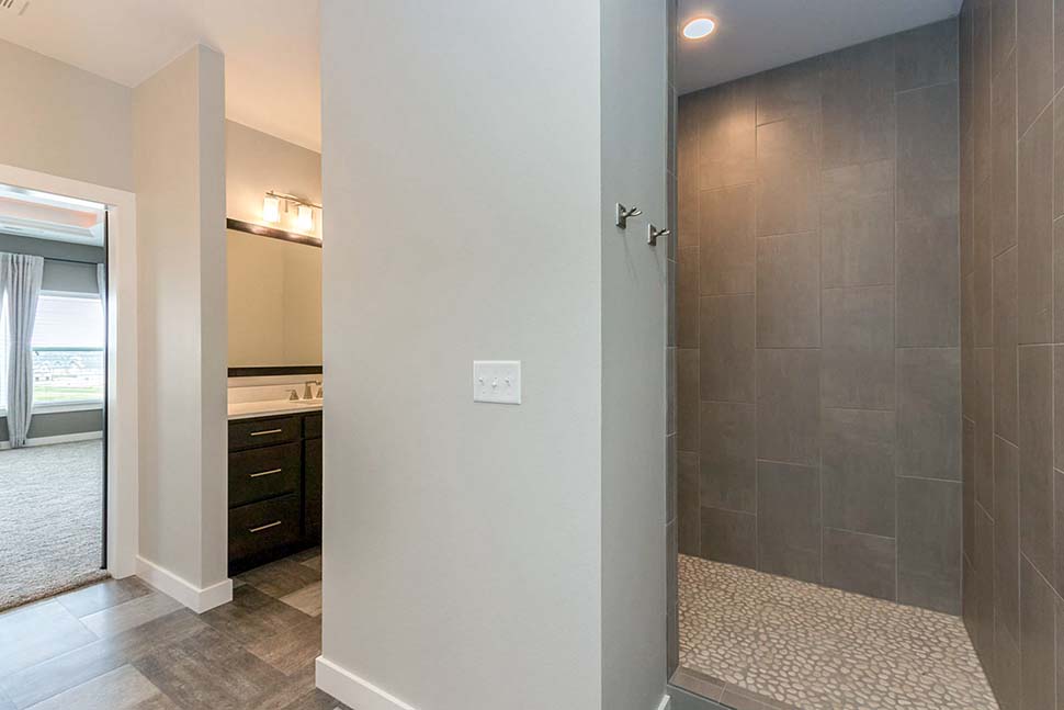 Craftsman, Ranch Plan with 4388 Sq. Ft., 6 Bedrooms, 5 Bathrooms, 3 Car Garage Picture 13