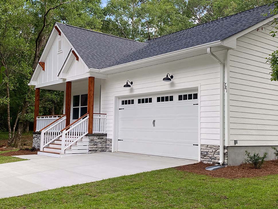 Cottage, Craftsman Plan with 1452 Sq. Ft., 3 Bedrooms, 2 Bathrooms, 2 Car Garage Picture 5