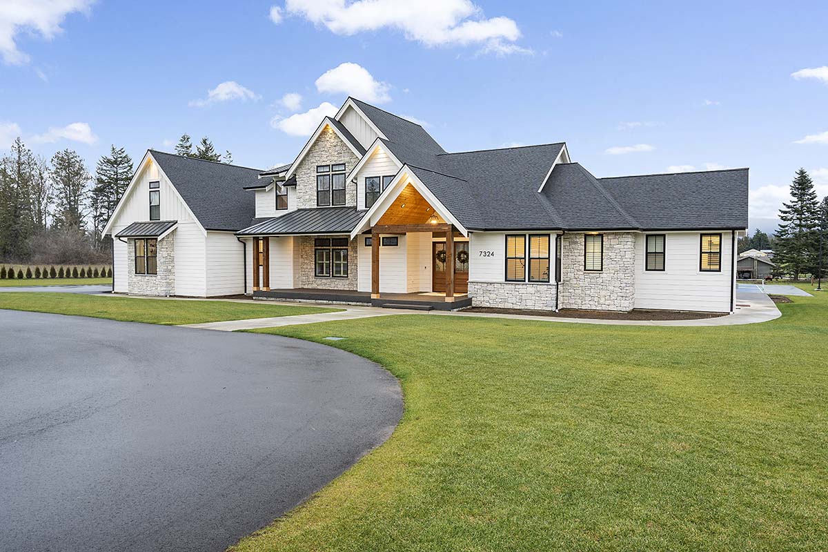 Country, Craftsman, Farmhouse, New American Plan with 4704 Sq. Ft., 4 Bedrooms, 5 Bathrooms, 3 Car Garage Picture 2