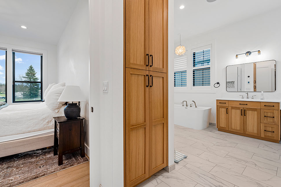 Country, Craftsman, Farmhouse, New American Plan with 4704 Sq. Ft., 4 Bedrooms, 5 Bathrooms, 3 Car Garage Picture 35