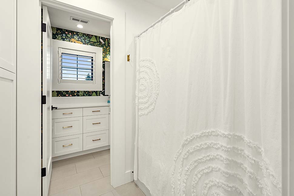 Country, Craftsman, Farmhouse, New American Plan with 4704 Sq. Ft., 4 Bedrooms, 5 Bathrooms, 3 Car Garage Picture 44