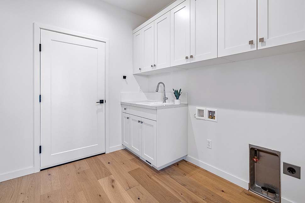 Cottage, Country, Craftsman, Farmhouse, Southern, Southwest, Traditional Plan with 2134 Sq. Ft., 3 Bedrooms, 3 Bathrooms, 3 Car Garage Picture 15