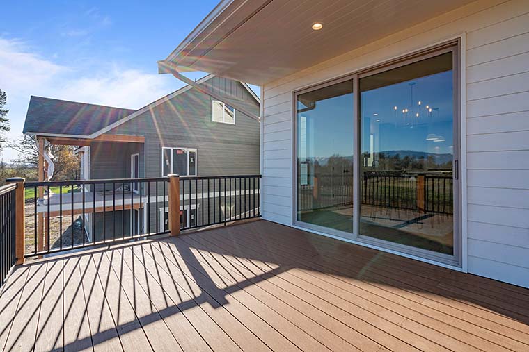 Cottage, Country, Craftsman, Farmhouse, Southern, Southwest, Traditional Plan with 2134 Sq. Ft., 3 Bedrooms, 3 Bathrooms, 3 Car Garage Picture 6