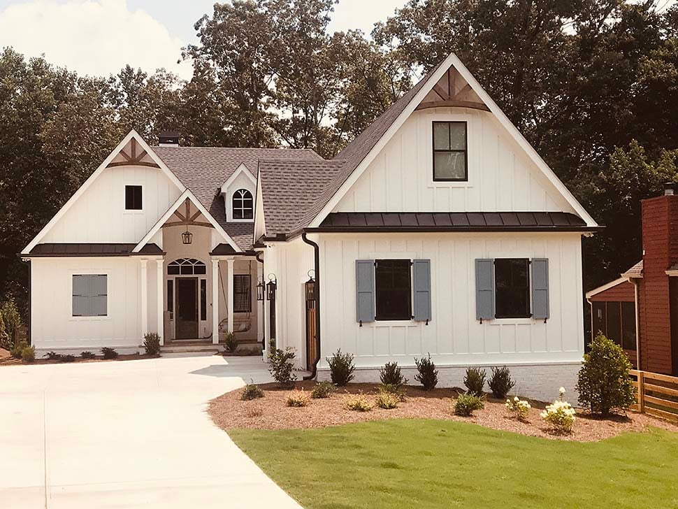 Country, Craftsman, Farmhouse, Ranch Plan with 2498 Sq. Ft., 3 Bedrooms, 3 Bathrooms, 3 Car Garage Picture 3