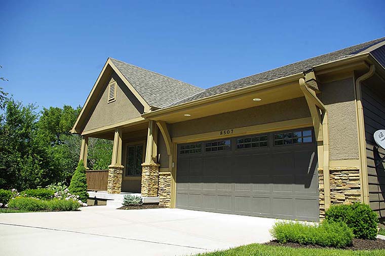 Bungalow, Cottage, Craftsman, Narrow Lot, One-Story Plan with 1596 Sq. Ft., 2 Bedrooms, 2 Bathrooms, 2 Car Garage Picture 6